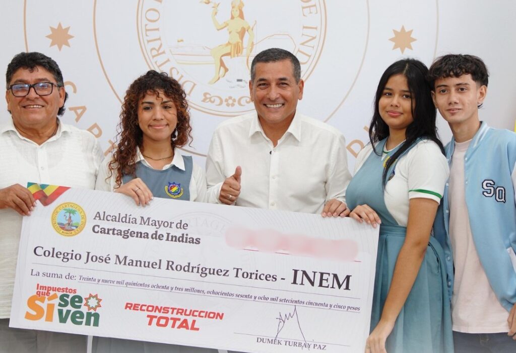 Dumek Turbay entrega cheque millonario para reconstrucción del INEM
