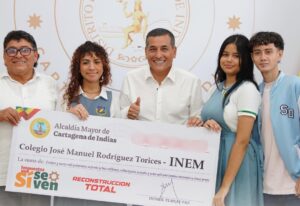 Dumek Turbay entrega cheque millonario para reconstrucción del INEM