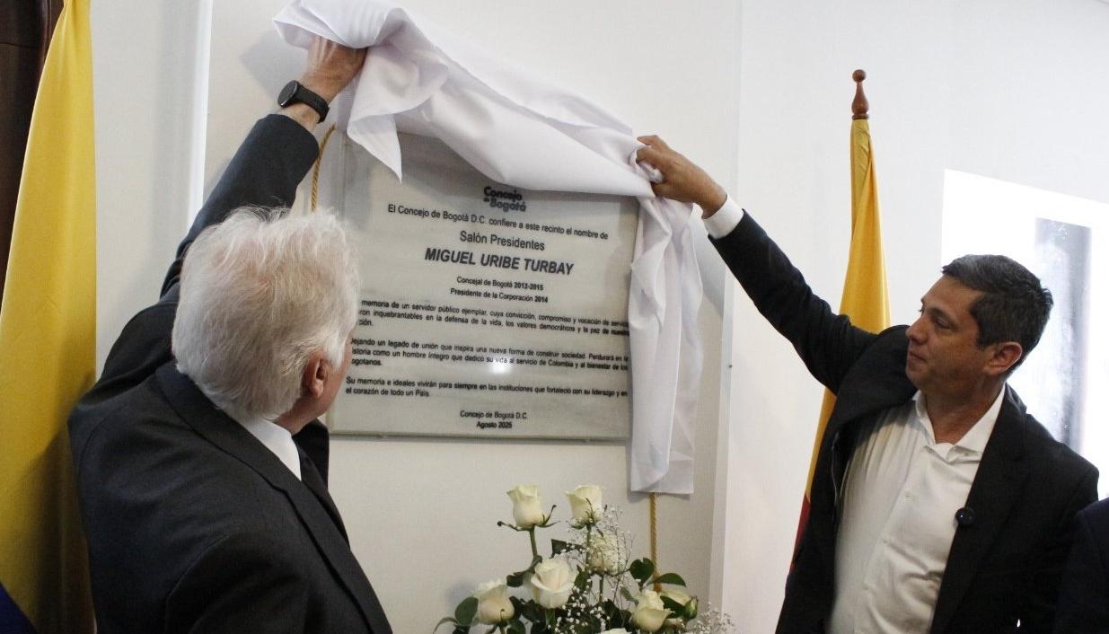 Develan placa en el Concejo de Bogotá para honrar vida y obra de Miguel Uribe Turbay
