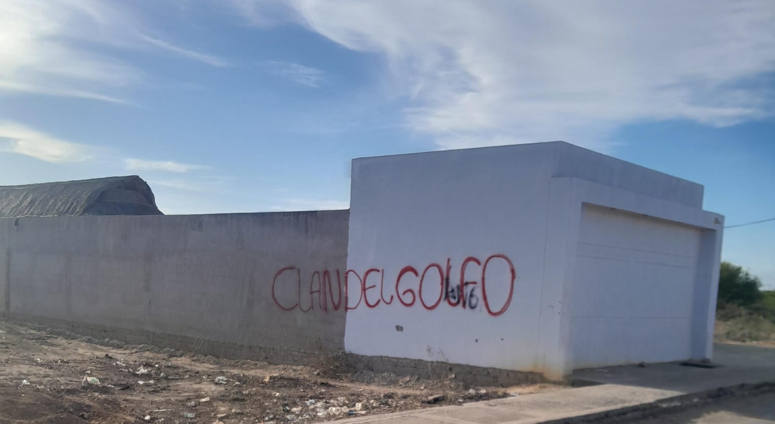 Grafitis alusivos al Clan del Golfo en paredes de Manaure