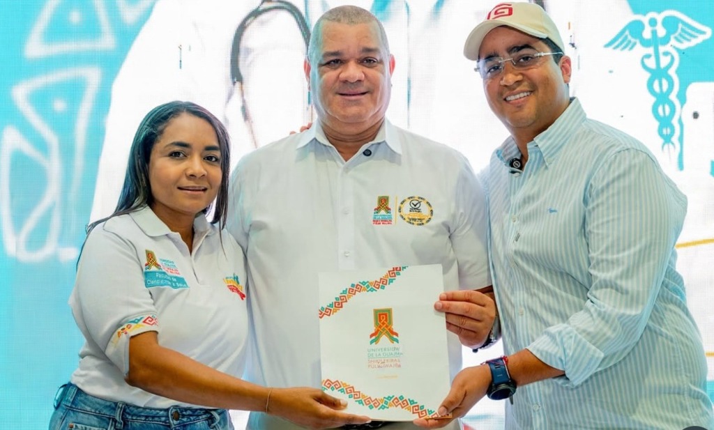 Rector Carlos Arturo Robles Julio celebra aprobación de Medicina en Uniguajira