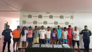 La Policía Metropolitana capturó a once integrantes de la banda ‘Los Pepes’ en Malambo, entre ellos alias ‘La Negra’, señalada como cabecilla de una red de microtráfico. Se incautaron dosis de cocaína y se confirmó su disputa con ‘Los Costeños’.