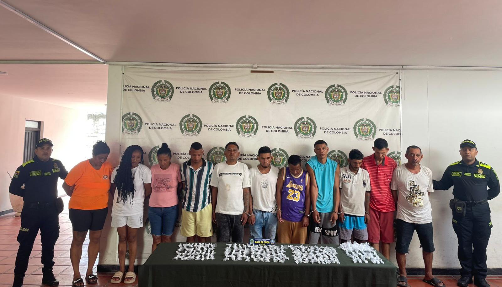 La Policía Metropolitana capturó a once integrantes de la banda ‘Los Pepes’ en Malambo, entre ellos alias ‘La Negra’, señalada como cabecilla de una red de microtráfico. Se incautaron dosis de cocaína y se confirmó su disputa con ‘Los Costeños’.