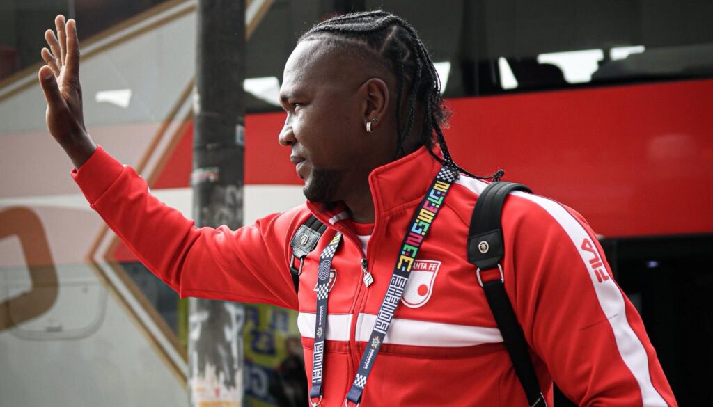 Rodallega cruce con Teo Gutiérrez