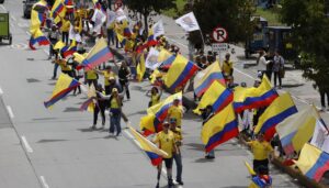 seguidores de Abelardo De la Espriella con camiseta de Colombia