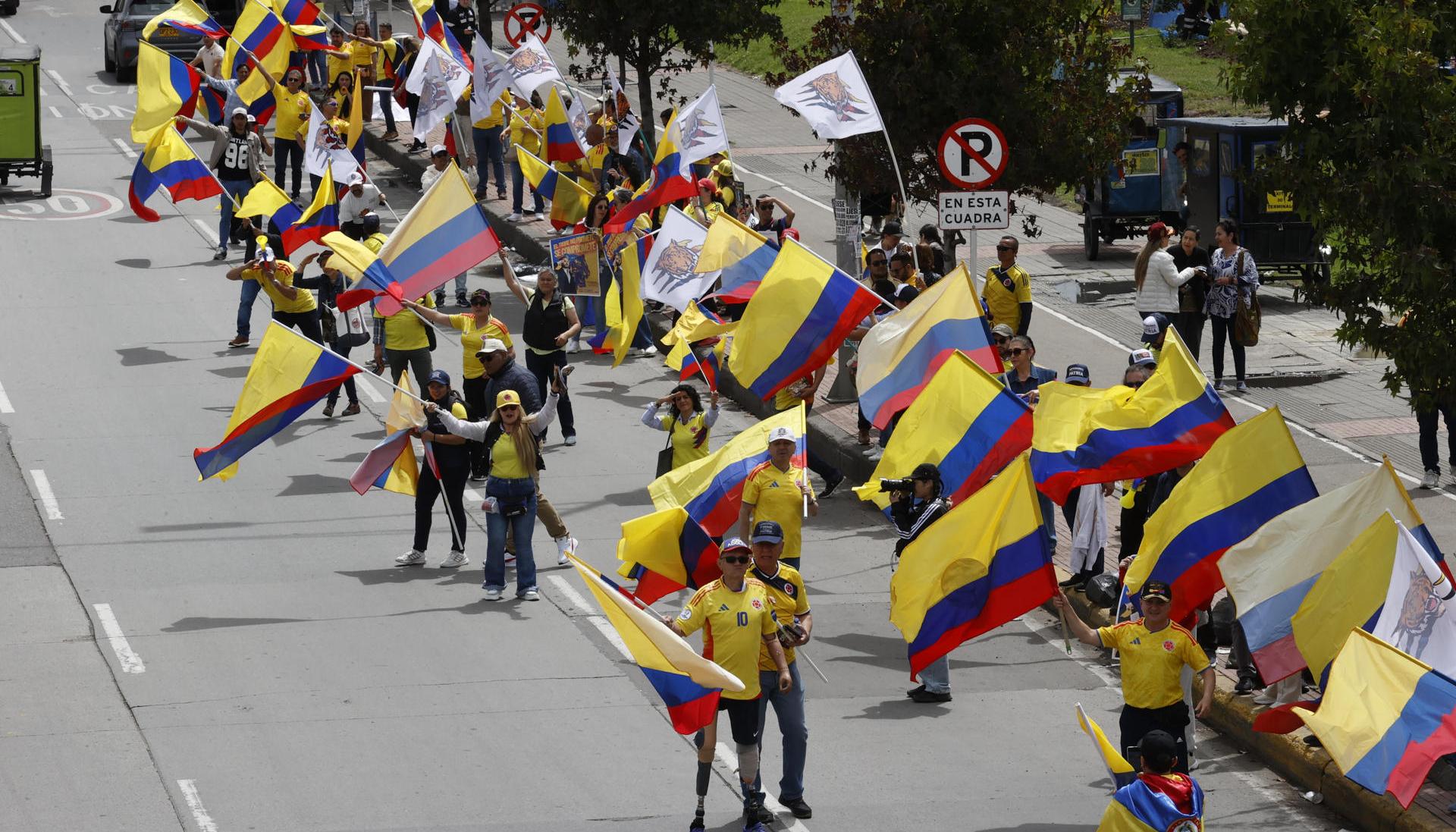 seguidores de Abelardo De la Espriella con camiseta de Colombia